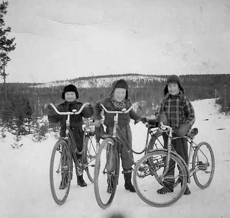  - Tre-skolpojkar-från-klass-2-år-1954